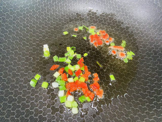 红烧香菇,起油锅放入葱花和红椒丁爆香