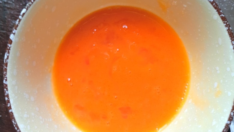 西红柿炒蛋。,加入适量食用油和盐。搅拌均匀。