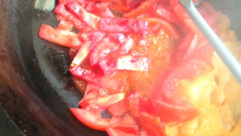 西红柿炒蛋。,放入西红柿。中火炒西红柿。加适量盐。