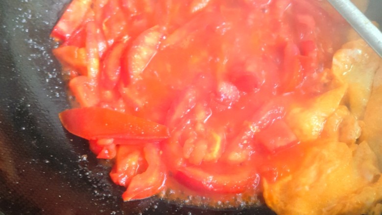 西红柿炒蛋。,炒至西红柿红色即可。将鸡蛋和西红柿放一起炒。中火炒三分钟。撒少许水。
