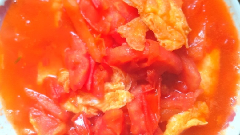 西红柿炒蛋。,待水开后。出锅装盘。