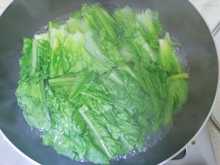 凉拌油麦菜,锅内加水，水开先加入根部烫熟，再加入叶部烫熟