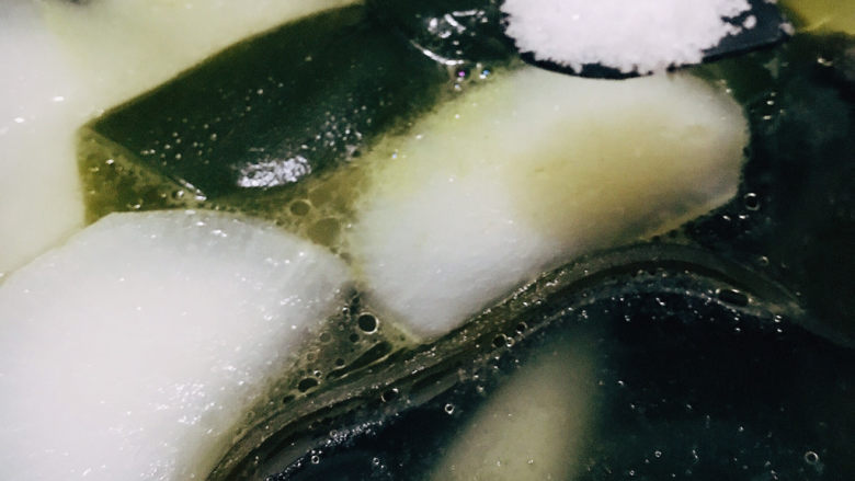 萝卜海带汤,出锅前加入适量盐