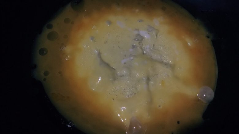 香菇炒鸡蛋,倒入鸡蛋液，小火煎至凝固