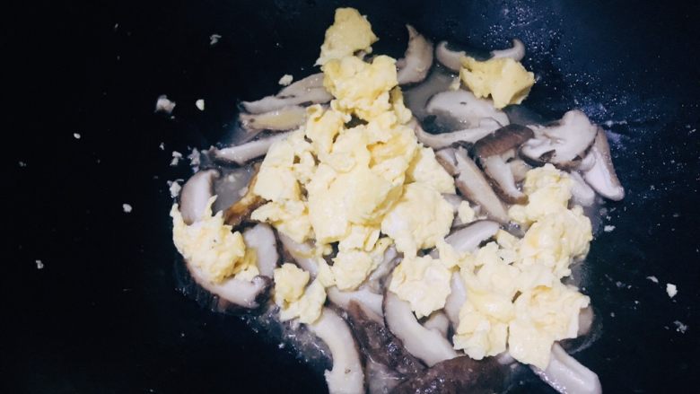 香菇炒鸡蛋,加入鸡蛋继续翻炒