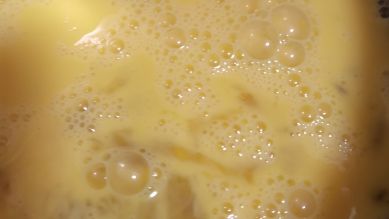 香椿炒蛋,将鸡蛋打散，稍点一些凉白开水，鸡蛋更嫩。