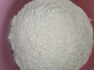 发面豆沙饼,面粉放入盆中加入酵母粉