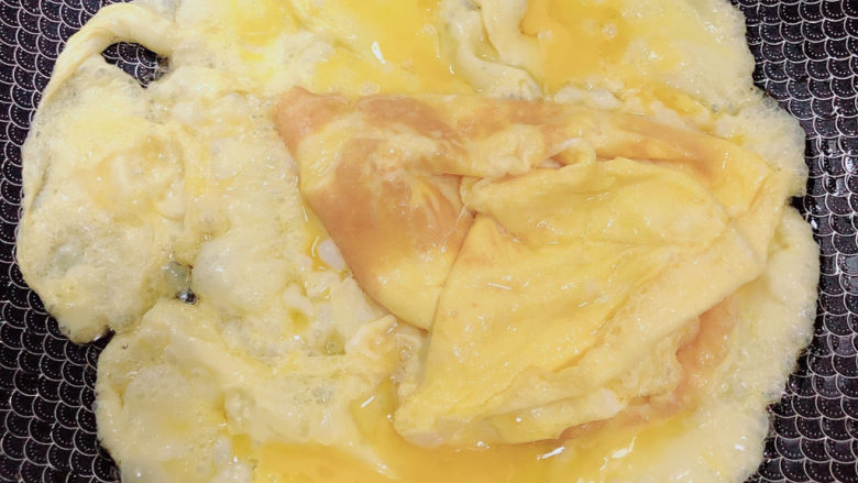 蒜苔炒鸡蛋,锅中倒入油，加热至五成热，倒入鸡蛋液，炒好鸡蛋盛出。