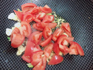 蒜苔炒鸡蛋,放入西红柿翻炒均匀。