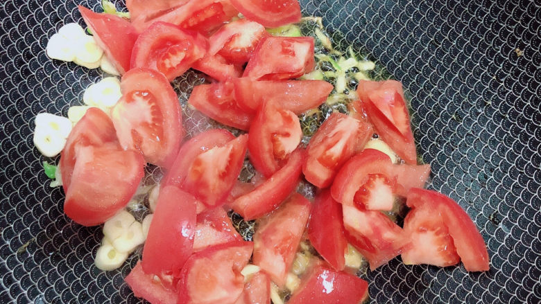 蒜苔炒鸡蛋,放入西红柿翻炒均匀。