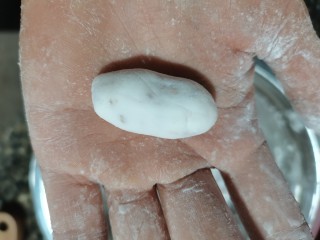 糯米枣,再取一小坨面团搓成手指大小的形状