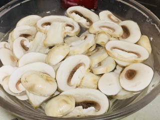 芦笋炒蘑菇,切好的蘑菇泡进清水里，待用。