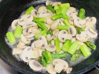芦笋炒蘑菇,翻炒3分钟。