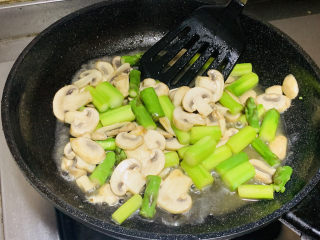 芦笋炒蘑菇,继续翻炒3分钟。