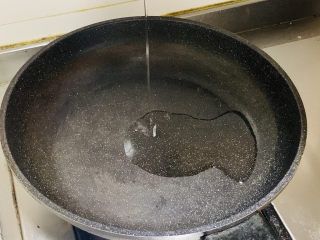 芦笋炒蘑菇,锅中倒入适量油。