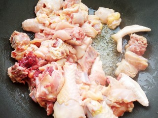 菌菇土鸡汤,锅中放少量食用油，加入沥干水分的鸡肉煸炒。