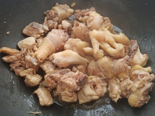 菌菇土鸡汤,等鸡肉都变色后，加入一勺料酒，适量食盐入个底味。