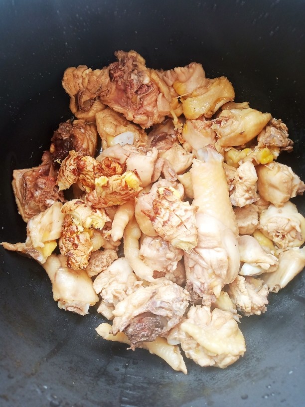 菌菇土鸡汤,将鸡肉倒入高压锅中，放上姜块。