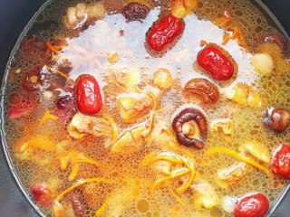 菌菇土鸡汤,加入适量的清水，按煲汤模式煲汤。
