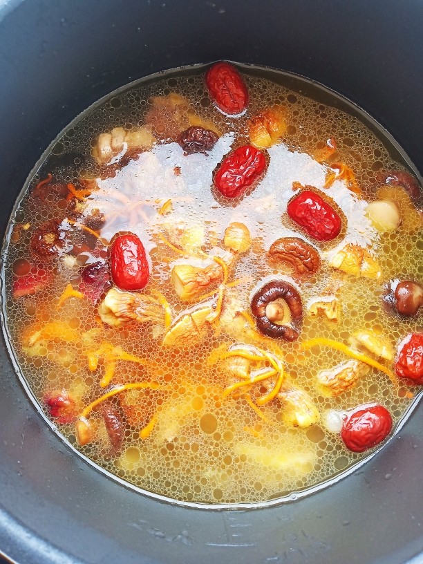 菌菇土鸡汤,加入适量的清水，按煲汤模式煲汤。