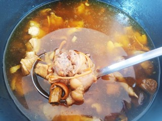 菌菇土鸡汤,时间到了后，再加入适量食盐调下味道。