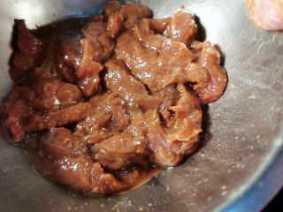 芦笋炒牛肉,牛肉加入腌料腌制半小时