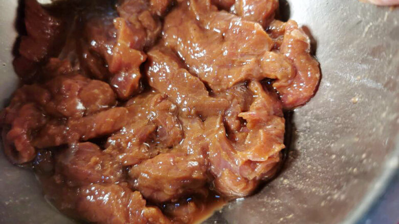 芦笋炒牛肉,牛肉加入腌料腌制半小时