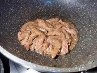 芦笋炒牛肉,热锅冷油放入牛肉滑至断生即可取出