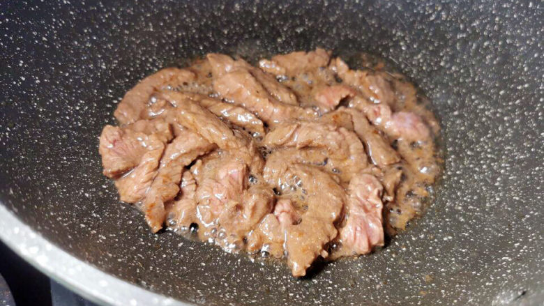 芦笋炒牛肉,热锅冷油放入牛肉滑至断生即可取出