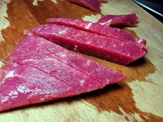 芦笋炒牛肉,逆纹切粗一些的条状