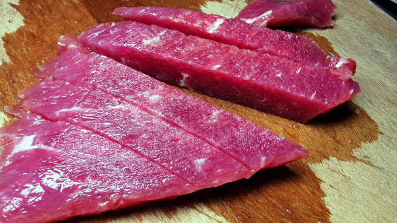 芦笋炒牛肉,逆纹切粗一些的条状