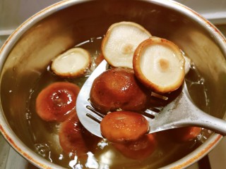 芦笋炒蘑菇,香菇去掉根部，清洗干净，放入开水中汆烫捞出。