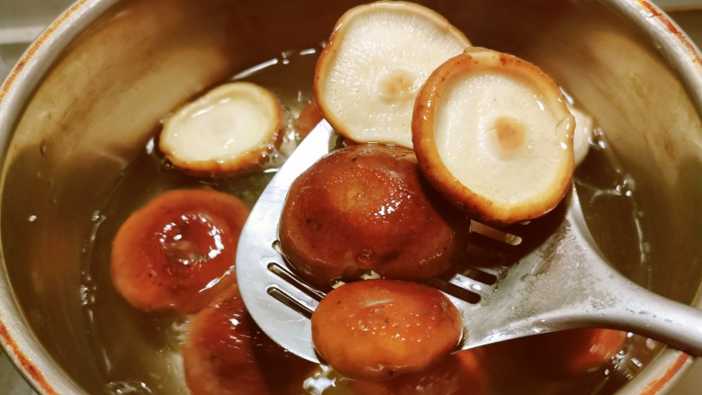 芦笋炒蘑菇,<a style='color:red;display:inline-block;' href='/shicai/ 230'>香菇</a>去掉根部，清洗干净，放入开水中汆烫捞出。