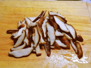 芦笋炒蘑菇,切片备用。