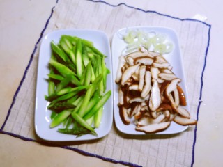 芦笋炒蘑菇,葱切片，至此食材处理完毕。
