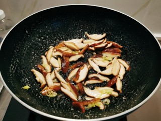 芦笋炒蘑菇,放入香菇片翻炒2分钟。