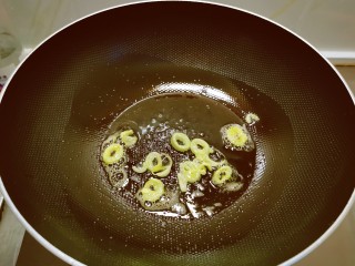 芦笋炒蘑菇,起油锅放入食用油，油热后放入葱片炒香。