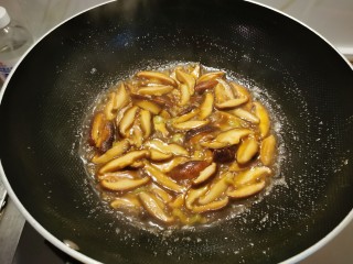 芦笋炒蘑菇,炒至汤汁变少且浓稠。
