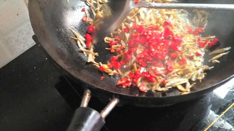 小鱼干炒 青椒。,把小鱼子和小米椒还有姜末放一起炒。中火炒五分钟。加适量盐。