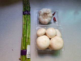 芦笋炒蘑菇,食材准备好:绿芦笋，白蘑菇，蒜头，干辣椒