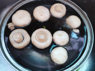 芦笋炒蘑菇,白蘑菇同样清洗后捞出