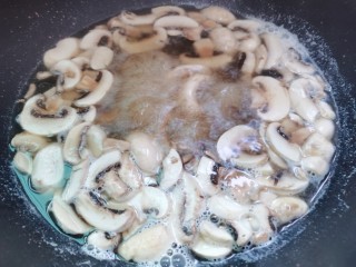 芦笋炒蘑菇,依次倒入白蘑菇焯煮2-3分钟捞出