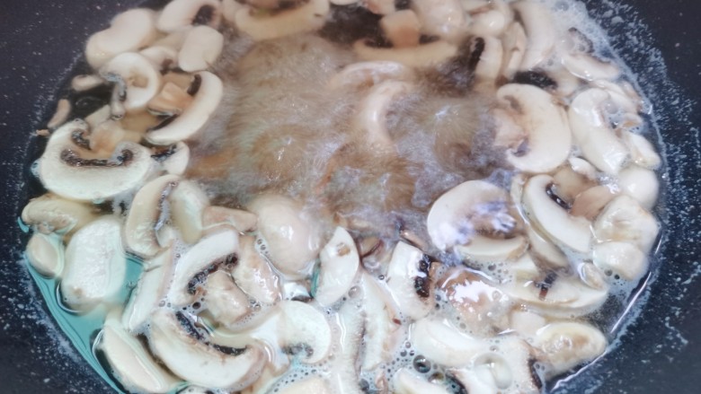 芦笋炒蘑菇,依次倒入白蘑菇焯煮2-3分钟捞出