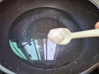 芦笋炒蘑菇,锅中放入适量的水，加少许的盐