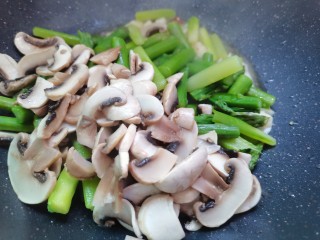 芦笋炒蘑菇,白蘑菇也放入一同翻炒