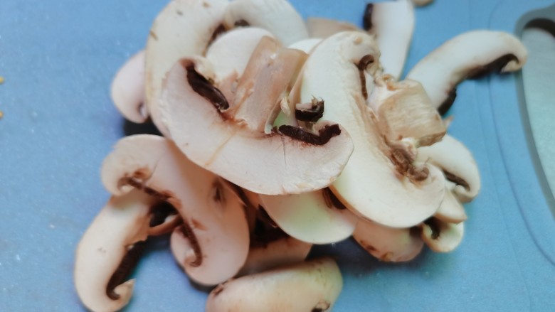 芦笋炒蘑菇,洗好的白蘑菇切薄片