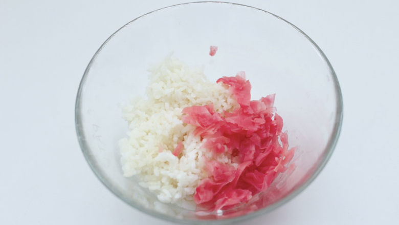 蒜苔回锅肉,现在我们来做便当，<a style='color:red;display:inline-block;' href='/shicai/ 507'>米饭</a>里加入切碎的寿司姜。