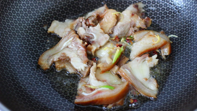 蒜苔回锅肉,放入五花肉小火慢慢煎至。