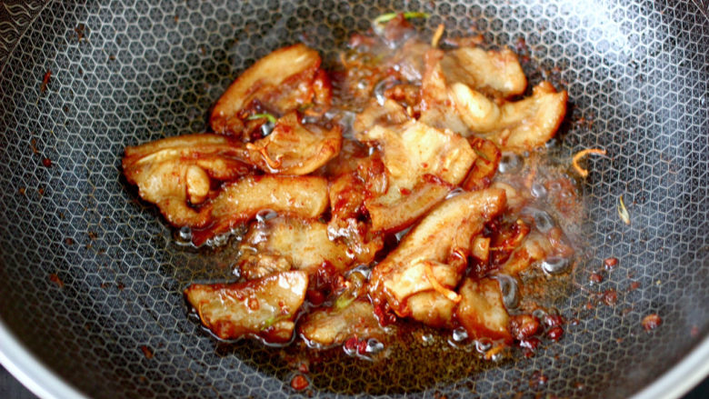 蒜苔回锅肉,大火快速翻炒片刻，黄豆酱炒出酱香味。