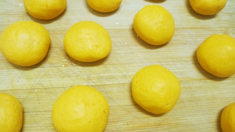 糯米南瓜饼,揉成一个个的小圆球。